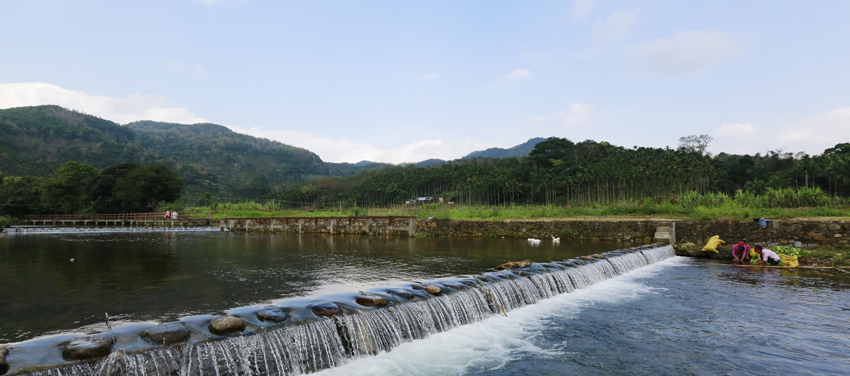 吊罗山乡水流清澈的响土村.陈元才摄.jpg