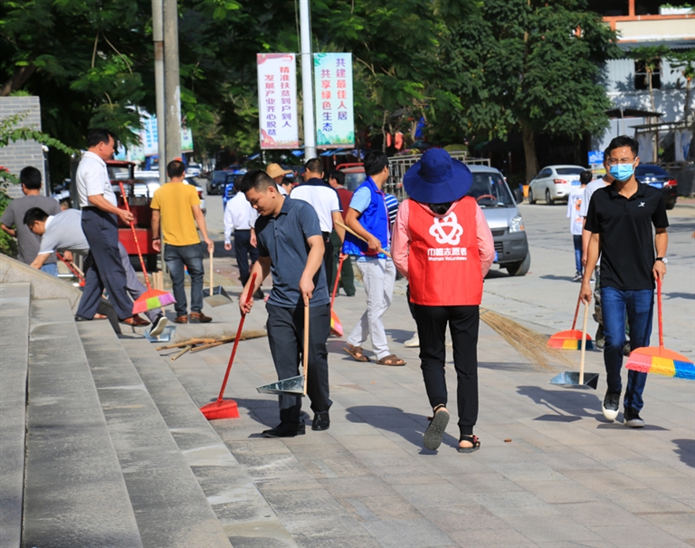 5月9日干群积极参与开展大扫除活动。尹婉妮摄.jpg